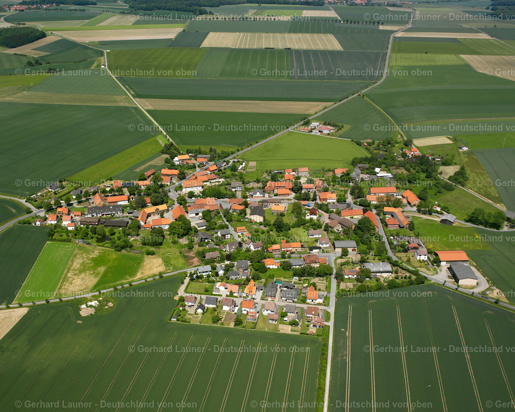 2638226 | WEHRE 09.06.2006 Landwirtschaftliche Nutzflächen und Feldgrenzen  umsäumen das Siedlungsgebiet des Dorfes in Wehre im Bundesland Niedersachsen, Deutschland // Agricultural land and field boundaries surround the settlement area of the village  in Wehre in the state Lower Saxony, Germany Foto: Gerhard Launer