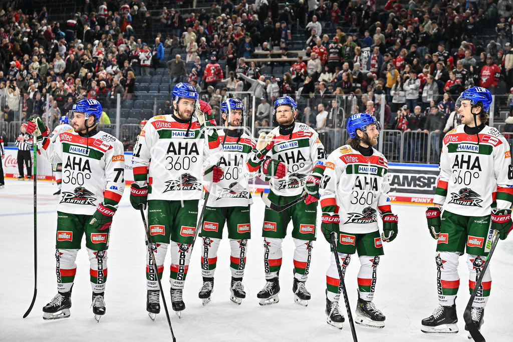 Kölner Haie - Augsburger Panther | die Panther bedanken sich bei den mitgereisten Fans nach dem Auswaertssieg in Koeln und feier zusammen den Sieg / DEL: Koelner Haie - Augsburger Panther, Lanxess Arena am 05.01.2025