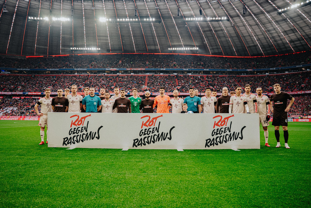 DSC08442 | Der offizielle Shop für FC St. Pauli Fotos. Wähle aus Spielszenen & Fanmomenten dein FCSP Wunschformat. Wir liefern Millerntor-Atmosphäre.