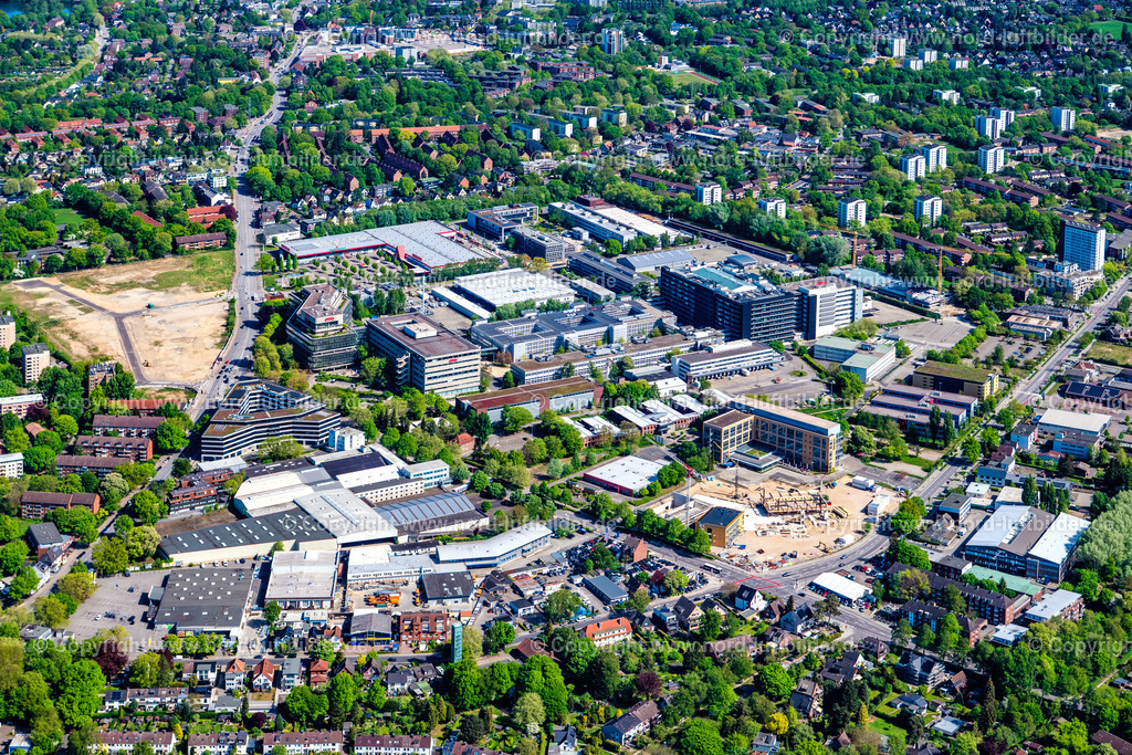 Hamburg_Bramfeld_Otto_ELS_3383010525 | HAMBURG 01.05.2025 Büro- und Geschäftshaus- Ensemble an der Werner-Otto-Straße in Hamburg, Deutschland. Weiterführende Informationen bei: Otto (GmbH & Co KG). // Office building - Ensemble on Werner-Otto-Strasse in Hamburg, Germany. Further information at: Otto (GmbH & Co KG). Foto: Martin Elsen