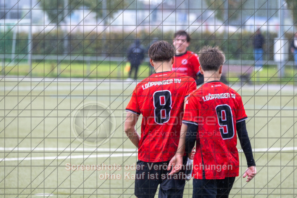 20251005_120240_0081 | #,1.Göppinger SV (rot) vs. TUS Ergenzingen (blau), Fussball, B-Junioren Leistungsstaffel Mitte, wfv, 03.Spieltag,  Saison 2025/2026, Kunstrasenplatz Süd, Hohenstaufenstr. 116, 73033 Göppingen, 05.10.2025 - 11:00 Uhr,Foto: PhotoPeet-Sportfotografie/Peter Harich