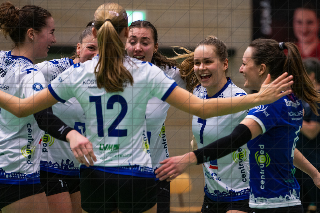 2. VBLF Nord 25/26 | Spiel 4087 | VC Osnabrück vs. BSV Ostbevern | Gejubelt wurde reichlich, auf beiden Seiten. Wer am Ende die Nase vorn hatte, werden wir sehen.  //  07.02.26: 2. VBLF Nord 25/26 | Spiel 4087 | VC Osnabrück vs. BSV Ostbevern / Osnabrück / Deutschland  //   CREDIT:www.bullenfotos.de, Martin König, Hörner Weg 40, D-49078 Osnabrück, +4917663732967 // Nutzung und Weitergabe nur zu den vereinbarten Zwecken. Presseanfragen an Ersteller. Alle Rechte beim Ersteller. Honorierung nach MFM. - Realisiert mit Pictrs.com