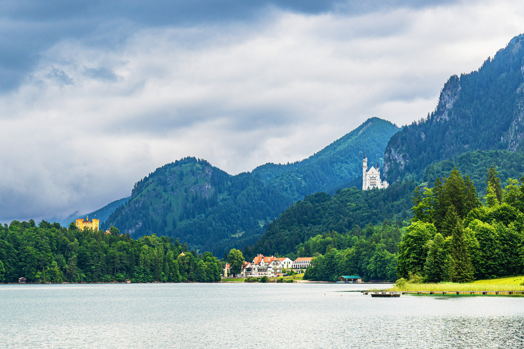 Blick über den Alpsee auf Schloss Neuschwanstein und Schloss Hohenschwangau | Blick über den Alpsee auf Schloss Neuschwanstein und Schloss Hohenschwangau.