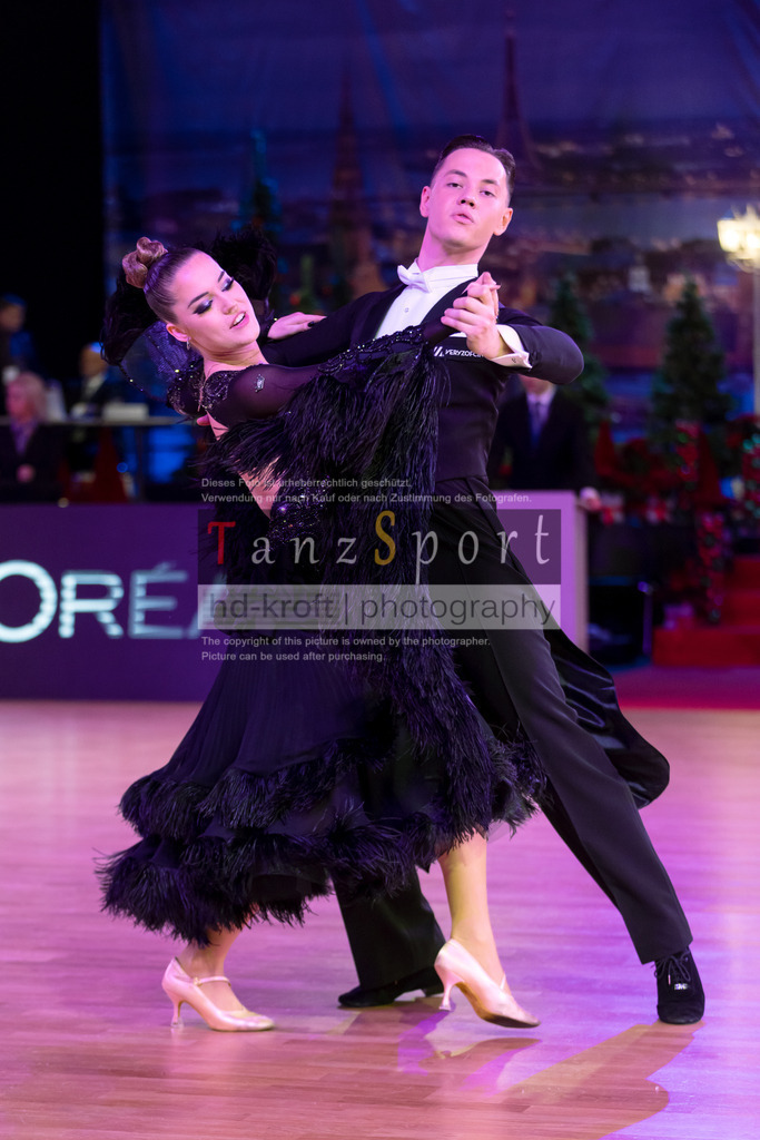 20241215_WDSF_Int_Open_Std-Riga-8924 | Tanzsportbilder, Standardtanz, Lateintanz, WDSF, DTV, LTVB, dancecomp, goc, hessen tanzt, blaues band der spree, walzer, tango, wiener walzer, slowfox, quickstepp, samba, rumba, cha-cha-cha, paso doble. jive, hd-kroft photography, turniertanzsport