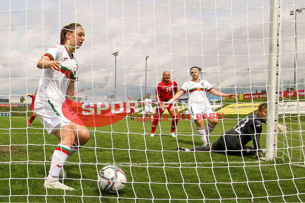 Norwegen U19  Bulgarien U19 | Yoana Stankova (BUL #2) Cathinka Cecilie Friis Tandberg (Norway #20) Maria Dikelova (BUL #6) Milena Karakoleva (BUL #12) ; Norwegen U19  Bulgarien U19 am 13.05.2022 in Wels
(Huber Arena), AUSTRIA, (Photo by Ernst Krawagner sport-fan.at) - Realisiert mit Pictrs.com