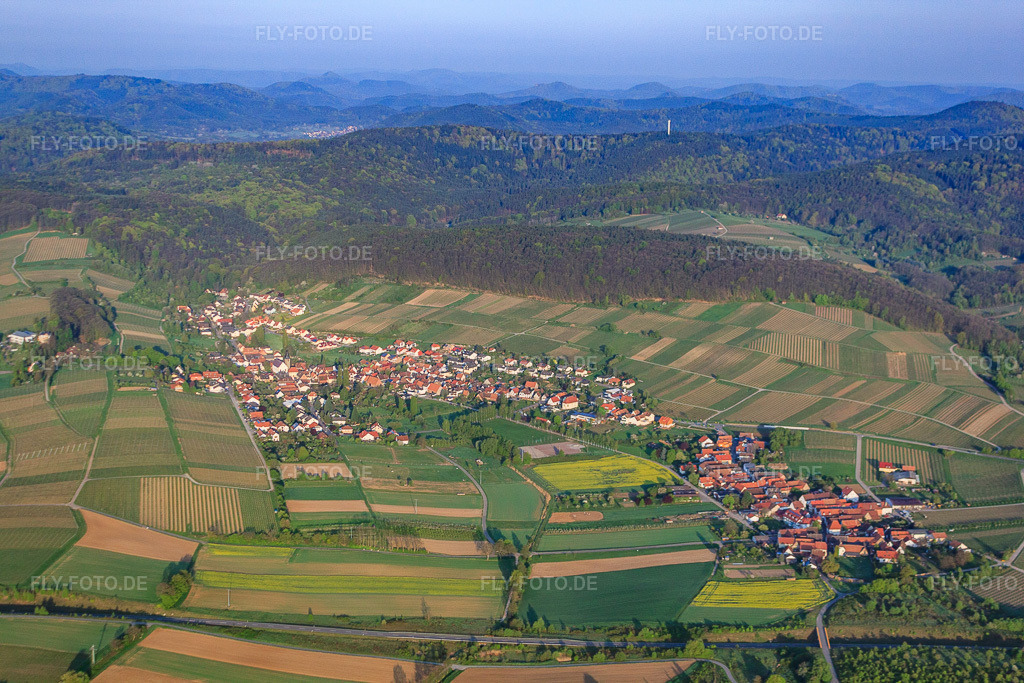 Luftbild: Ortsansicht von Osten im Ortsteil Pleisweiler in Pleisweiler-Oberhofen im Bundesland Rheinland-Pfalz in Deutschland. Foto: IMG_39618.jpg vom 16.04.2011 durch Werner Riehm/FLY-FOTO.deAuflösung des Originals: 4752 x 3168 px