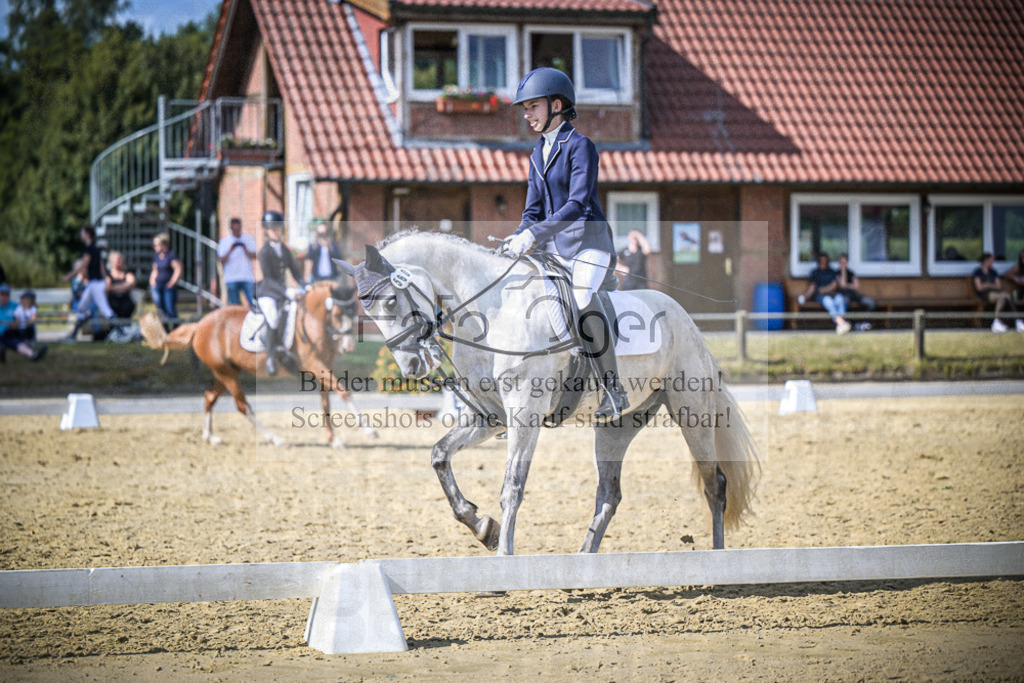 DOS_8243 | Entdecke hochwertige Reitturnierfotos von Foto Oger. Professionell, emotional und authentisch – jetzt Lieblingsmomente im Shop bestellen.Deutschlandweite Turnierfotografie. - Realisiert mit Pictrs.com