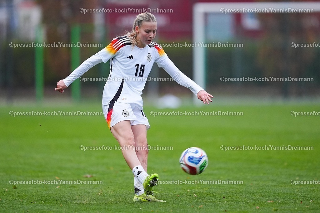 xYDRx26112502053 | 26.11.2025, xydrx, Fußball, Länderspiel, EM-Qualifikation U19-Frauen, Belgien - Deutschland, Sportschule Wedau: Mia-Lena Maas (GER #18)