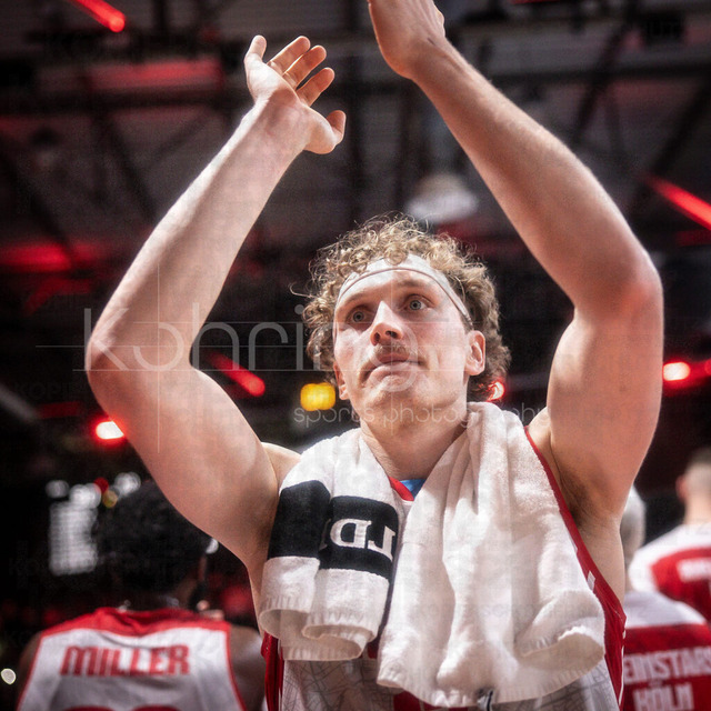 Barmer 2. Basketball Bundesliga ProA: Rheinstars Koeln vs. BBC Bayreuth, 11.01.26 | Köln, 11.01.26 - Adam John Paige (RheinStars Köln, 13, PF) feiert den Sieg nach dem Spiels der Barmer 2. Basketball Bundesliga ProA: Rheinstars Koeln vs. BBC Bayreuth in der Motor World in Köln.