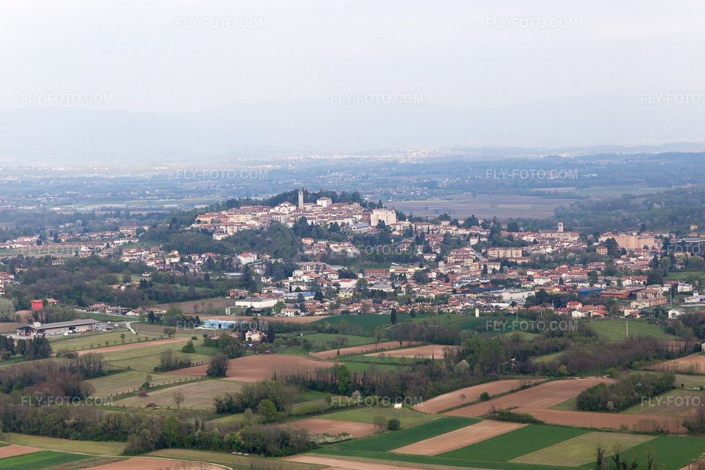 Aerial view: View of the town in Aonedis di Qua in the state Friuli Venezia Giulia, Italy. – Photo: IMG_098747.jpg taken on 04/07/2017 by Werner Riehm/FLY-FOTO.com – Resolution of the original: 5472 x 3648 px