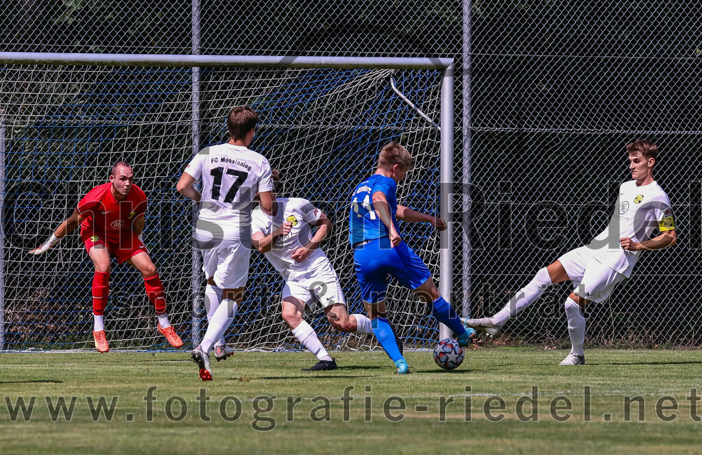 2023-07-22_128_FC_Eitting_gegen_FC_Moosinning | Eitting, Deutschland, 22.07.2023:
Fußball, Kreisliga 2023 / 2024, Testspiel, FC Eitting gegen FC Moosinning, Endergebnis: 0:4

Torwart Aaron Siegl (FC Moosinning, #27), Christian Reiser (FC Moosinning, #17), Lukas Treffler (FC Eitting, #11), Dennis Stauf (FC Moosinning, #15)

Foto: Christian Riedel / fotografie-riedel.net