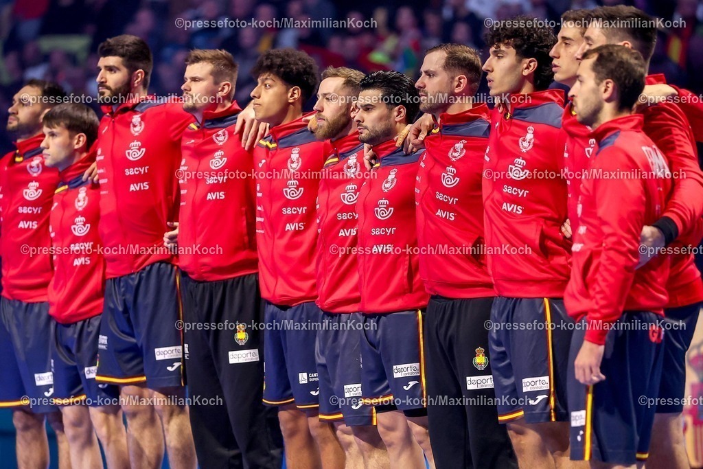 EHF15012601002 | 15.01.2026, Handball, Men's EHF EURO 2026, Spanien - Serbien, Jyske Bank Boxen in Herning, Dänemark, Preliminary Round: Die Spanische Nationalmannschaft steht während der Nationalhymne Arm in Arm zusammen auf dem Spielfeld