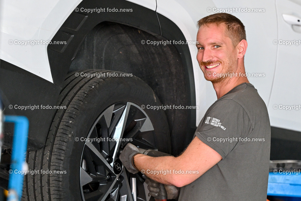Seifried United Auto_ 26.09.2023-29 | 26.09.2023, Grieskirchen, AUT, Seifried United GmbH im Bild Klaus Reif (Mechaniker bei Seifried United GmbH)