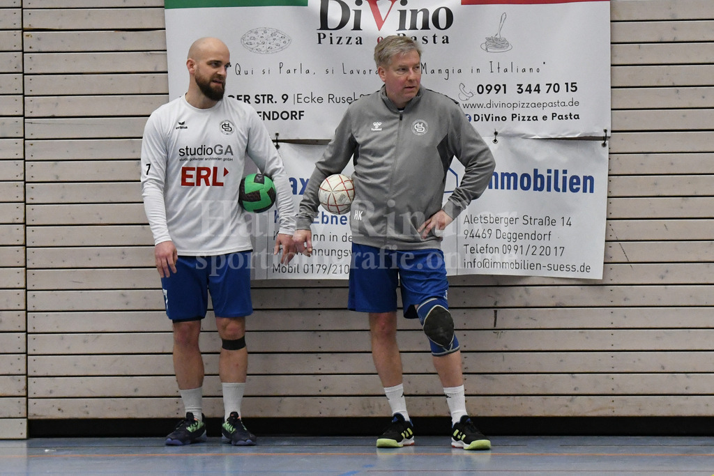 HC Deggendorf :  VfL Waldkraiburg   | Trainer Kai-Uwe Herrlich (r.) schnürte die Turnschuhe - Realisiert mit Pictrs.com