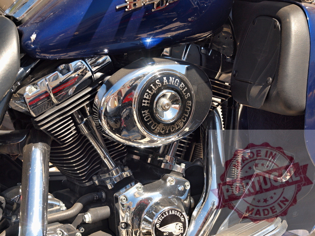 Hells Angels Motorcycle Club custom chrome motorcycle engine | Hells Angels Motorcycle Club logo visible on a shiny chrome motorcycle engine with blue fuel tank - Realisiert mit Pictrs.com