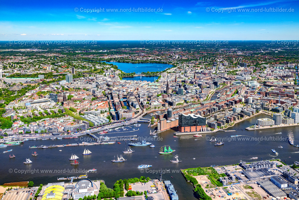 Hamburg_Hafengeburtstag_Elbphilharmonie_ELS_7394090525 | HAMBURG 09.05.2025 Auslaufparade Hamburger Hafengeburtstag in Hamburg, Deutschland. // Parade Harbor Birthday in Hamburg Germany. Foto: Martin Elsen