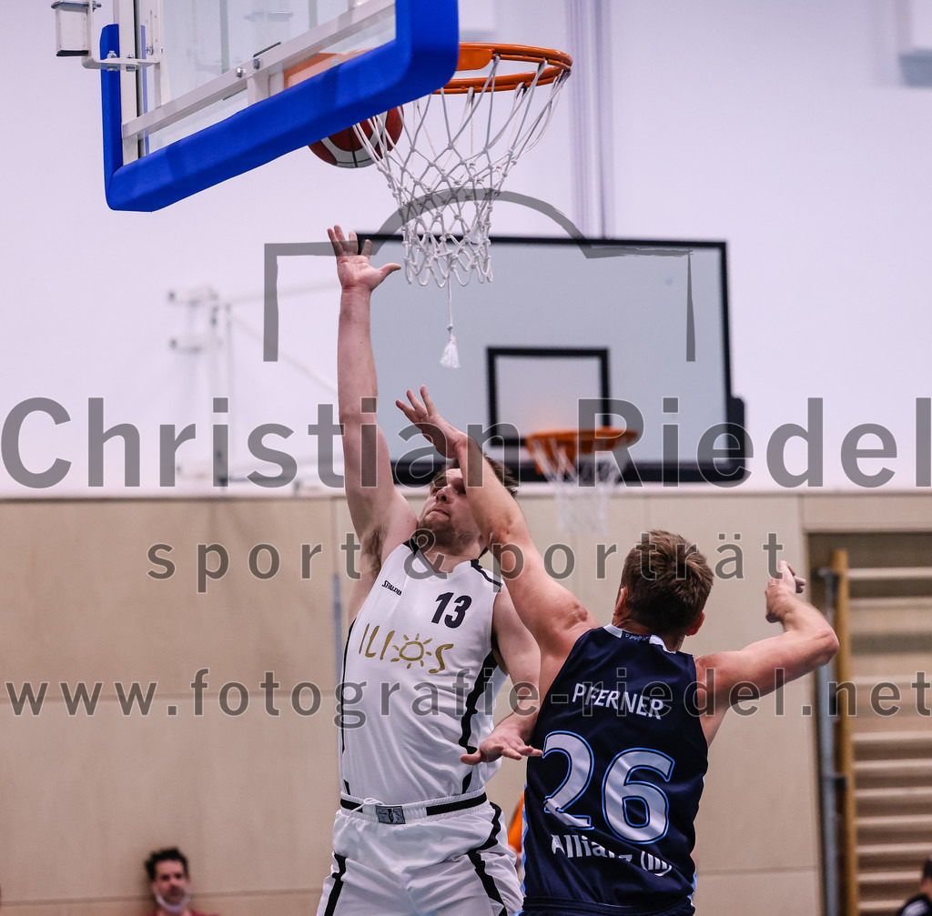 2022-04-03_079_TSV_Vaterstetten_gegen_SV_Weissblau-Allianz_Muenchen | Vaterstetten, Deutschland, 03.04.2022:
Basketball, Bezirksoberliga Herren 2021 / 2022, 14. Spieltag, TSV Vaterstetten gegen SV Weißblau-Allianz München, Endergebnis: 86:54

Konstantin Huber (TSV Vaterstetten, #13), Rene Pferner (SV Weißblau-Allianz München, #26)

Foto: Christian Riedel / fotografie-riedel.net