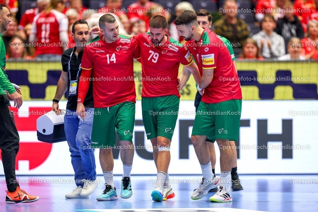 EHF16012601121 | 16.01.2026, Handball, Men's EHF EURO 2026, Portugal - Rumänien, Jyske Bank Boxen in Herning, Dänemark, Preliminary Round:  Martim Mota Costa (Portugal #79)  wird von  Rui Sousa Martins Silva (Portugal #14) und  Miguel Jose Soares Neves (Portugal #20) verletzt Schmerzen vom Spielfeld begleitet 