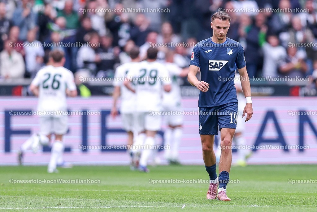 BMG16052601025 | 16.05.2026, Fußball, Borussia Mönchengladbach - TSG 1899 Hoffenheim, 1. Fußball Bundesliga, 34.Spieltag, Borussia-Park, Saison 2025 2026: Tim Lemperle&nbsp;(TSG Hoffenheim #19)  enttäuscht Enttäuschung nach dem Tor zum 0:1  DFB regulations prohibit any use of photographs as image sequences and or quasi-video.