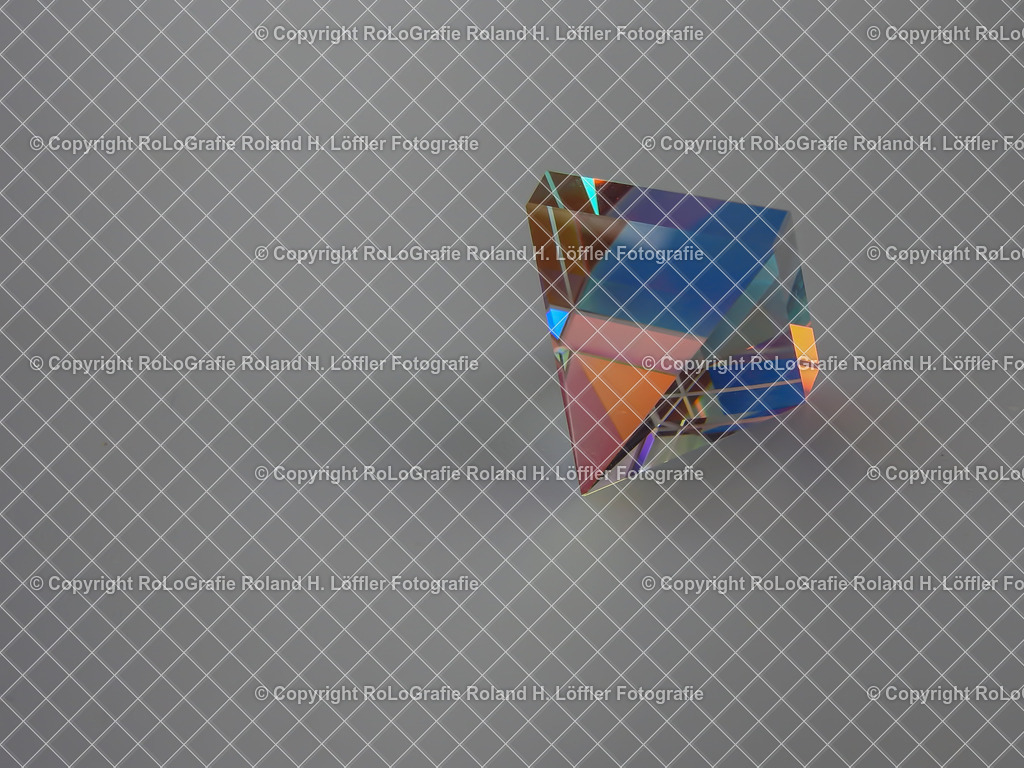 20241103-32 | Glaspyramide leuchtet in allen möglichen Farben - Realisiert mit Pictrs.com