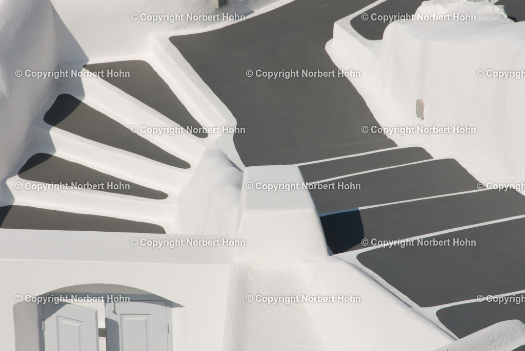 Reisefotografie - Griechenland - Santorini | Wunderschönes Bergdorf Oia im Norden der Kykladeninsel Santorini. - Realisiert mit Pictrs.com