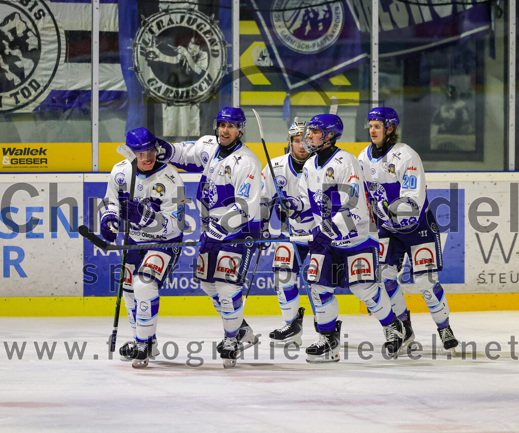 2026-01-23_106_TSV_Erding_gegen_SC_Riessersee | Erding, Deutschland, 23.01.2026:Eishockey, Oberliga Süd 2025 / 2026, 40. Spieltag, TSV Erding gegen SC Riessersee, Endergebnis: 6:5 n.V.Alexander Höller (SC Riessersee, #21), Quirin Glas-Bader (SC Riessersee, #71), Tobias Echtler (SC Riessersee, #20)Foto: Christian Riedel / fotografie-riedel.net