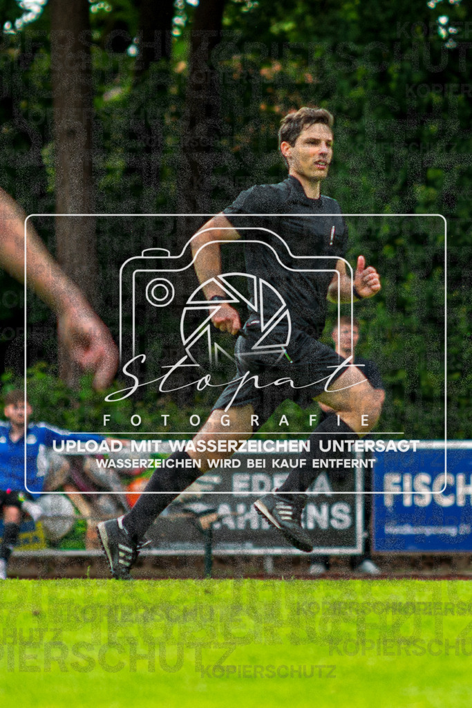Landesliga Herren LG - TV Jahn Schneverdingen vs. MTV Eintracht Celle | Henrik Specht (Schiedsrichter); Landesliga Herren LG - TV Jahn Schneverdingen vs. MTV Eintracht Celle am 06.06.2026 in Osterwaldstadion, Schneverdingen - Realisiert mit Pictrs.com