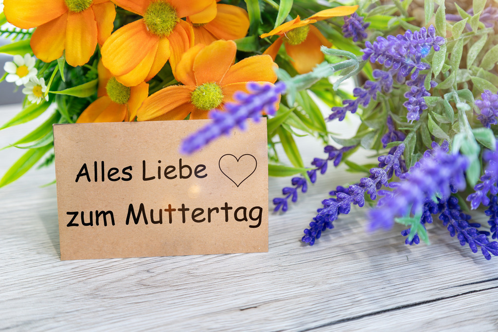 Muttertag - Liebevolle Grußkarte | Liebevoller Muttertagsgruß auf einer Karte, umgeben von bunten Frühlingsblumen (mit hinzugefügtem Text ALLES LIEBE ZUM MUTTERTAG) - Realisiert mit Pictrs.com