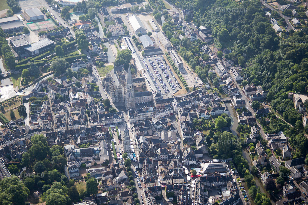 Vue aérienne: Vue de la ville à Vendôme dans le département Loir et Cher, France. Photo: IMG_081089.jpg prise le 19/06/2015 par Werner Riehm/FLY-FOTO.eu – Résolution de l'original: 5472 x 3648 px