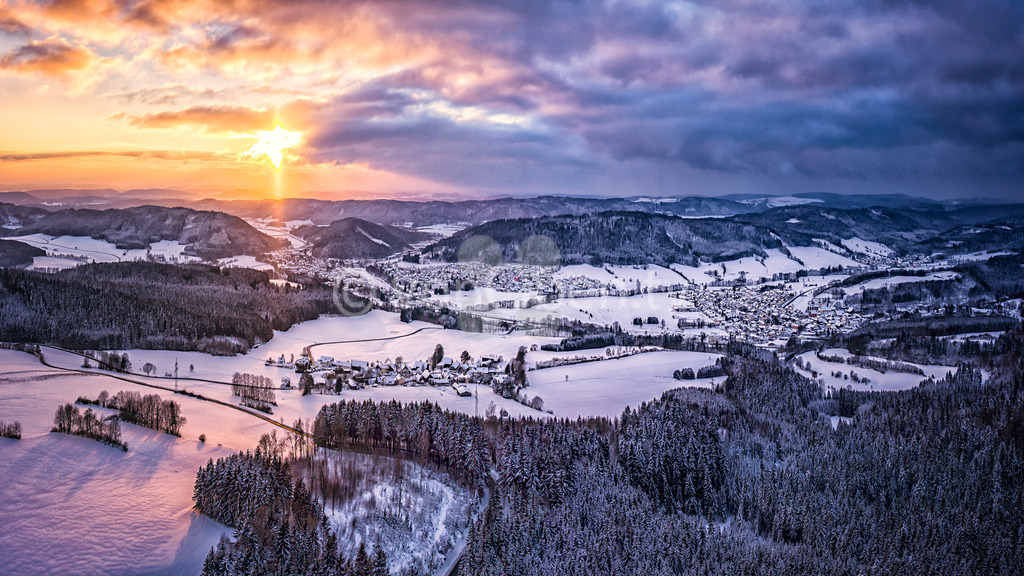 Blick nach Pressig im Winter zum Sonnenuntergang | Luftbilder, Drohnenbilder, Oberfranken, Bayern, Kronach, Lichtenfels, Kulmbach, Thüringen, Frankenwald, Thüringerwald - Realisiert mit Pictrs.com
