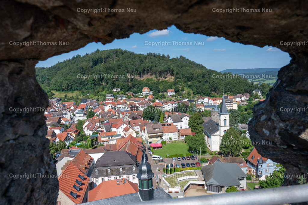 DSC_9350 | bli, Lindenfels, Ferienzeit, da ist auch Lindenfels ein gern besuchter Ort im Odenwald und was gibt es schöneres von den Burgzinnen hinunter in die Stadt zu schauen, davor oder danach mit einem Eis sich belohnen und den Sommer genießen, ,, Bild: Thomas Neu