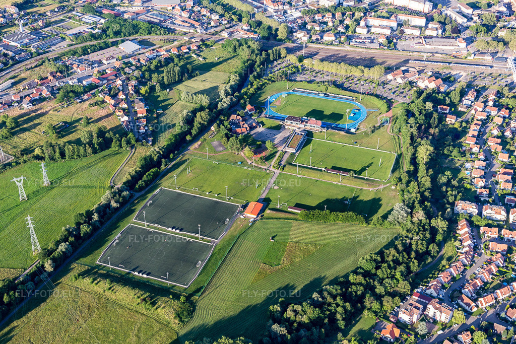 Vue aérienne: Ensemble des terrains de sport du Football Club Haguenau dans le Parc des Sports de Haguenau à Haguenau à le quartier Metzgerhof Krausenhof in Hagenau dans le département Bas Rhin, France. Photo: IMG_115475.jpg prise le 16/06/2019 par Werner Riehm/FLY-FOTO.eu – Résolution de l'original: 5230 x 3487 px