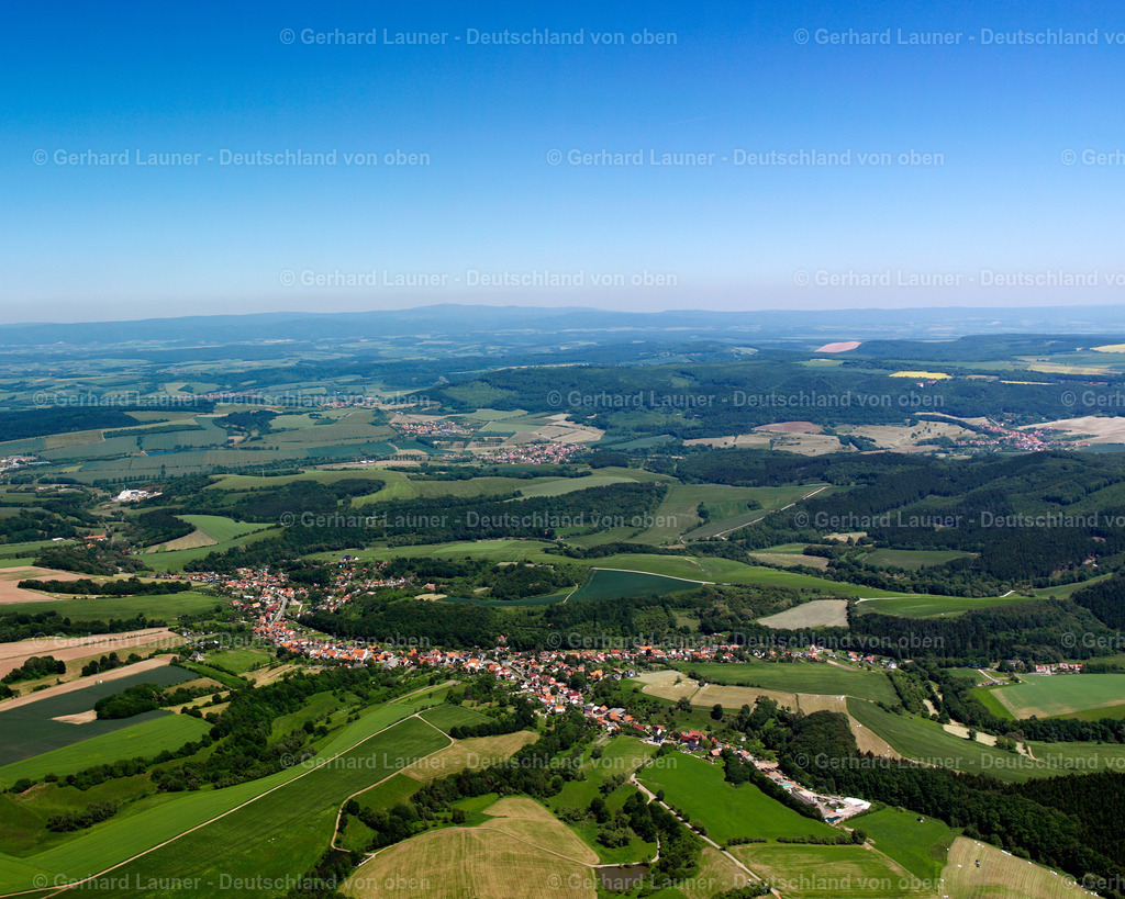 2634238 | HUNDESHAGEN 09.06.2006 Stadtansicht vom Stadtrand angrenzend an landwirtschaftliche Feldern  in Hundeshagen im Bundesland Thüringen, Deutschland // City view from the outskirts with adjacent agricultural fields  in Hundeshagen in the state Thuringia, Germany Foto: Gerhard Launer