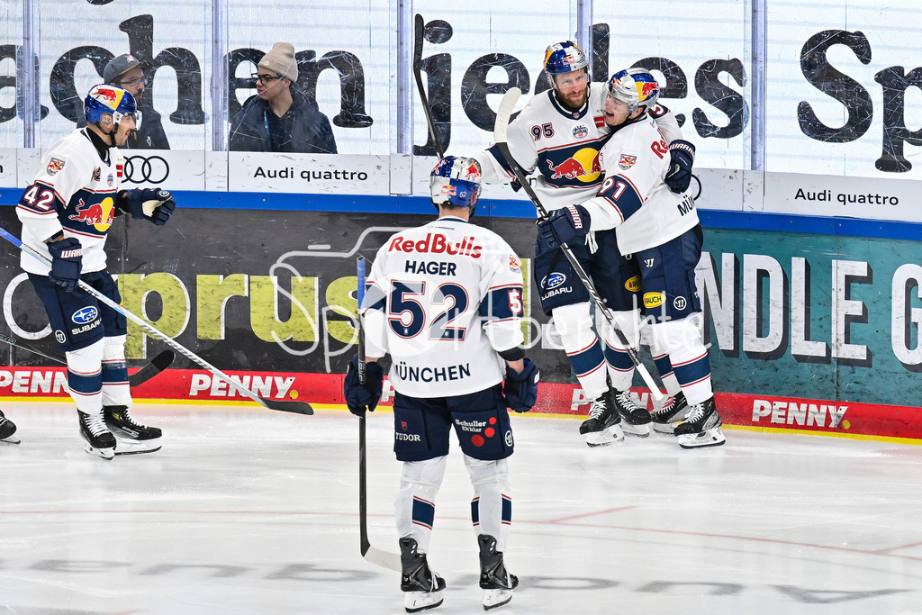 ERC Ingolstadt - EHC RB München | INGOLSTADT, GERMANY - 27. MAERZ: Jubel der Gäste nach dem Treffer zum 0-3 durch Jeremy McKENNA (RB München 91) / Tor / Torschuetze / Freude / Happy während dem Match zwischen dem ERC Ingolstadt und dem EHC RB München bei Spiel 2 des DEL Playoff Viertelfinales in der Saturn Arena