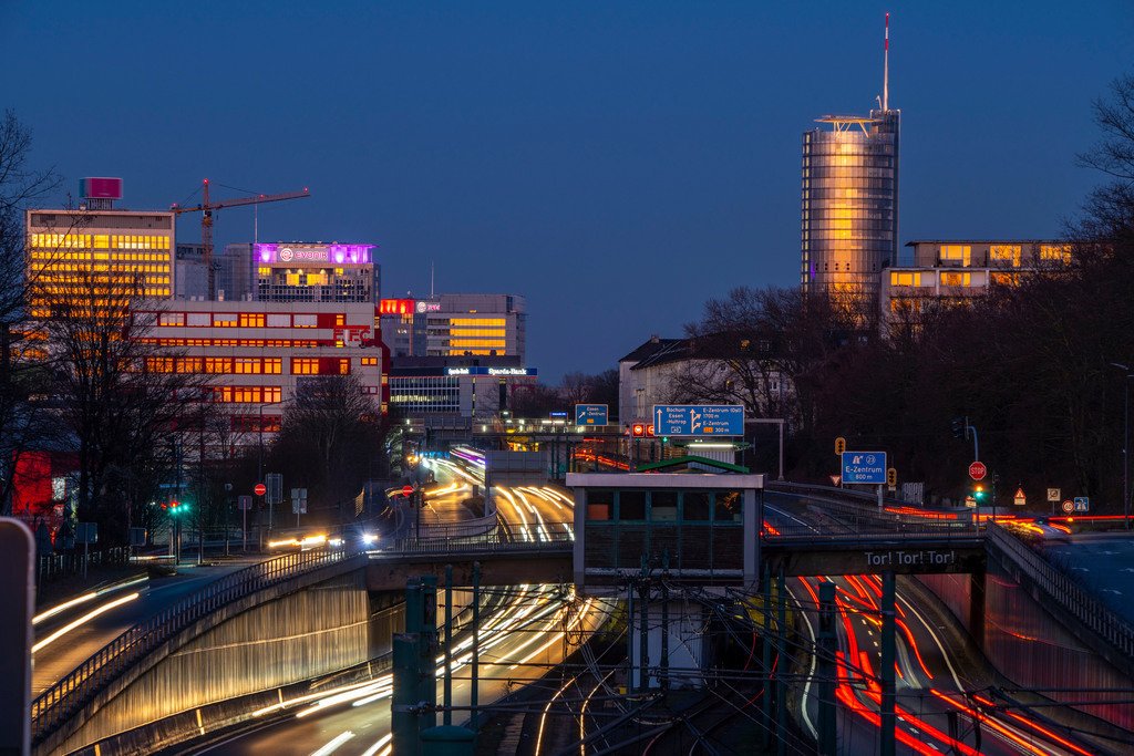 JT-210305 | Die Skyline der Innenstadt von Essen, Autobahn A40, Ruhrschnellweg, NRW, Deutschland, Stadtbahn, U-Bahn, Haltestelle Hobeisenbrücke,  - Realisiert mit Pictrs.com