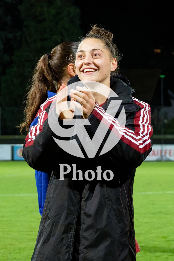 DZ9_5404_c | Switzerland: AXA Womens Super League 2025/26, Servette FC Chenois Feminin vs FC Aarau Frauen - Stade des Trois-Chene, Chene-Bourge: Lumbardha Misini (6 Servette FC Chenois Feminin) thanks the fans