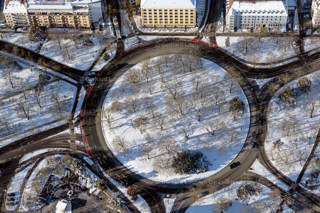 4043237 | WüRZBURG 13.02.2021 Winterlich schneebedeckte Verkehrsführung des Kreisverkehr und Straßenverlauf Zwischen Haugering und Martin-Luther-Straße im Ortsteil Altstadt in Würzburg im Bundesland Bayern, Deutschland. // Wintry snowy traffic management of the roundabout road Zwischen Haugering and Martin-Luther-Strasse in the district Altstadt in Wuerzburg in the state Bavaria, Germany. Foto: Gerhard Launer