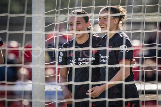 Google Pixel Frauen-Bundesliga; Bayer 04 Leverkusen - SC Freiburg, 26.04.2026 | Der nächste Torjubel - Carlotta Wamser (Bayer 04 Leverkusen, 37, rechts) stellt auf 4:0; Bayer 04 Leverkusen - SC Freiburg an Spieltag 23 der Google Pixel Frauen-Bundesliga am 26.04.2026 im Ulrich-Haberland-Stadion in Leverkusen (Nordrhein-Westfalen). DFL REGULATIONS PROHIBIT ANY USE OF PHOTOGRAPHS AS IMAGE SEQUENCES AND/OR QUASI-VIDEO.