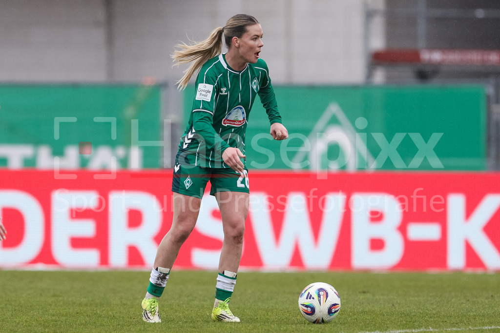Fussball, Google Pixel Frauen-Bundesliga, SV Werder Bremen - Eintracht Frankfurt | Juliane Wirtz (SV Werder Bremen, 28) am Ball, Freisteller, Einzelbild, Ganzkörper, Aktion, Action, Spielszene, DIE DFB-RICHTLINIEN UNTERSAGEN JEGLICHE NUTZUNG VON FOTOS ALS SEQUENZBILDER UND/ODER VIDEOÄHNLICHE FOTOSTRECKEN. DFB REGULATIONS PROHIBIT ANY USE OF PHOTOGRAPHS AS IMAGE SEQUENCES AND/OR QUASI-VIDEO.