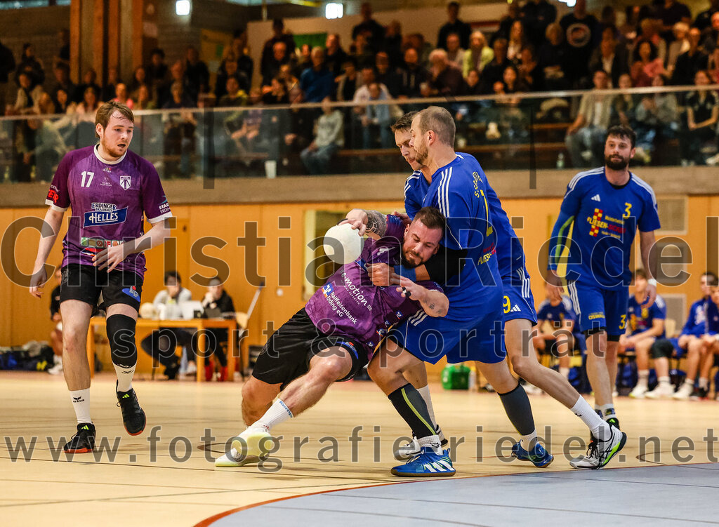 2024-10-13_051_SpVgg_Altenerding_gegen_SSG_Metten | Erding, Deutschland, 13.10.2024:Handball, Bezirksoberliga Männer 2024 / 2025, 4. Spieltag, SpVgg Altenerding gegen SSG Metten, Endergebnis: 40:22Niklas Fleps (SpVgg Altenerding, #17), Sebastian Forster (SpVgg Altenerding, #13), Karel Kveton (SSG Metten, #2), Patrick Sigl (SSG Metten, #99), Jan Matousik (SSG Metten, #3)Foto: Christian Riedel / fotografie-riedel.net