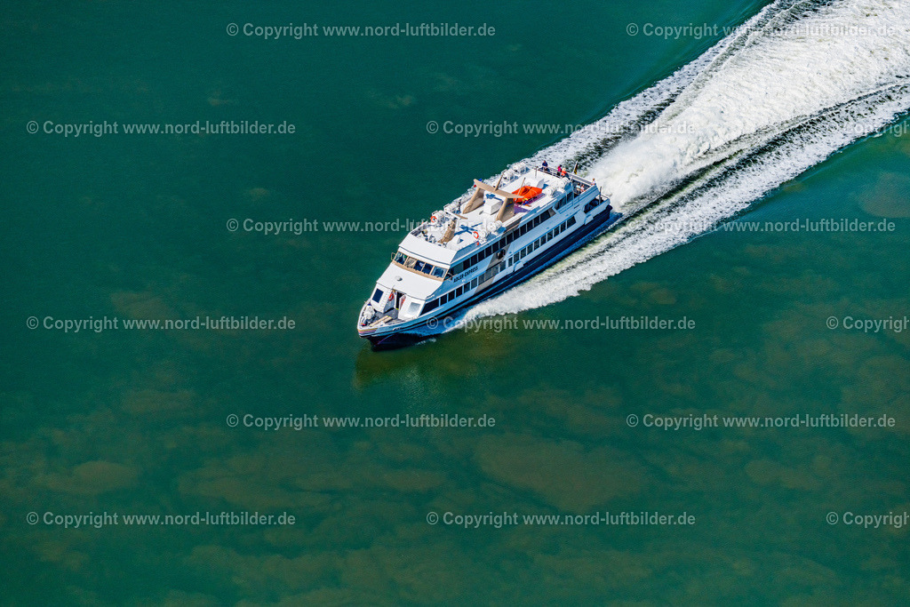 Adler_Express_Adler_Schiffe_ELS_8221130822 | NORDSTRAND 13.08.2022 Passagier- und Fahrgastschiff " Adler Express " in voller Fahrt nähe der Halbinsel Nordstrand im Wattenmeer im Bundesland Schleswig-Holstein, Deutschland. Weiterführende Informationen bei: Adler-Schiffe GmbH & Co. KG. // Passenger ship "Adler Express" at full speed near the peninsula Nordstrand in the Wadden Sea in the state Schleswig-Holstein, Germany. Further information at: Adler-Schiffe GmbH & Co. KG. Foto: Martin Elsen