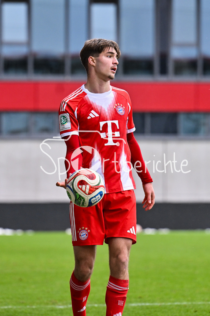 FC Bayern München - Berliner Athletik Klub | MUNICH, GERMANY - 21. FEBRUARY: am BAll Raphael PAVLIC (FC Bayern München U19 5) Einzelfoto / Freisteller während dem Spiel zwischen der U19 des FC Bayern München und der U19 des Berliner Athletik Klubs am 3. Spieltag der DFB-U19 Nachwuchsliga am FC Bayern Campus