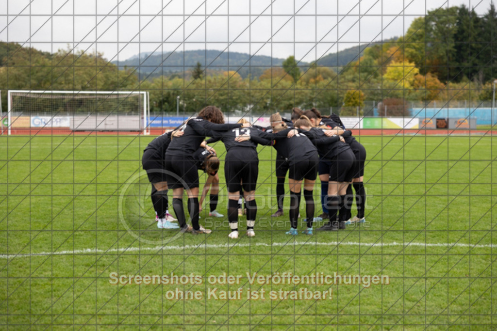 20251012_130504_0137 | #,1.FC Donzdorf (schwarz) vs. VfB Stuttgart II (rot), Fussball, Frauen-Verbandsliga Württemberg, 05. Spieltag, Saison 2025/2026, Rasenplatz Lautertal Stadion, Süßener Straße 16, 73072 Donzdorf, 12.10.2025 - 13:00 Uhr,Foto: PhotoPeet-Sportfotografie/Peter Harich
