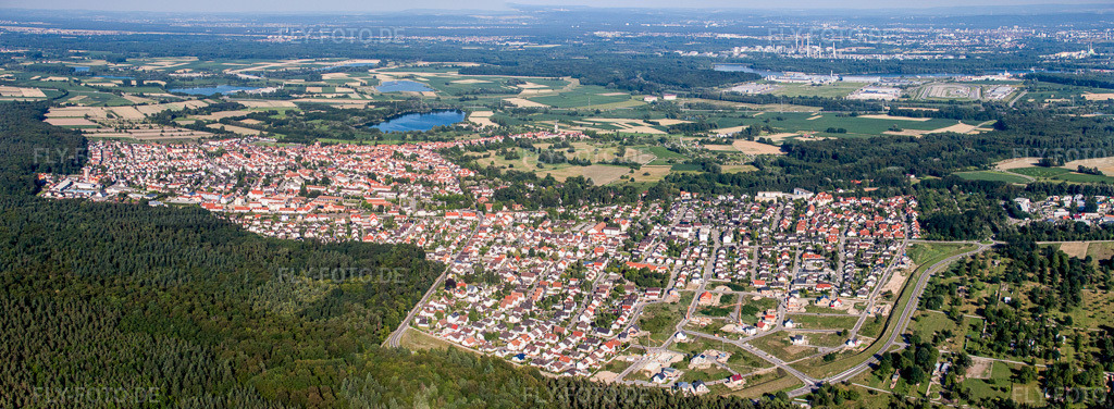 Luftbild: Panorama Perspektive Ortsansicht der Straßen und Häuser der Wohngebiete in Jockgrim im Bundesland Rheinland-Pfalz in Deutschland. Foto: IMG_42583-Bearbeitet.jpg vom 27.06.2011 durch Werner Riehm/FLY-FOTO.deAuflösung des Originals: 8541 x 3135 px