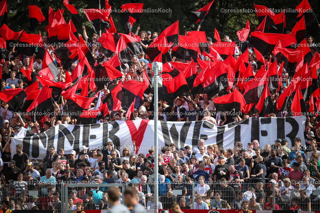 KoePokal12082302138 | 12.08.2023, Köln, Fußball, DFB-Pokal, 2023/2024, 1. Runde, Sportpark Höhenberg, FC Viktoria Köln – Werder Bremen: Choreografie der Fans auf der vollen Tribüne. Banner mit den Worten: Immer V Weiter. Die Fans feuern ihre Mannschaft an. DFB regulations prohibit any use of photographs as image sequences and or quasi-video.