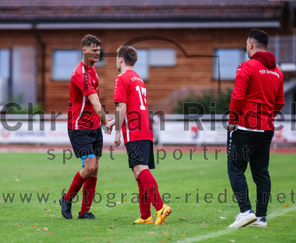 2023-08-27_076_TSV_Zorneding_II_gegen_TSV_Grafing_II | Zorneding, Deutschland, 27.08.2023:
Fußball, A-Klasse 2023 / 2024, 2. Spieltag, TSV Zorneding II gegen TSV Grafing II, Endergebnis: 5:1

Felix Mühlhölzl (TSV Zorneding, #4), Felix Ziepl (TSV Zorneding, #17), Trainer Rudolf Riedl (TSV Zorneding)

Foto: Christian Riedel / fotografie-riedel.net