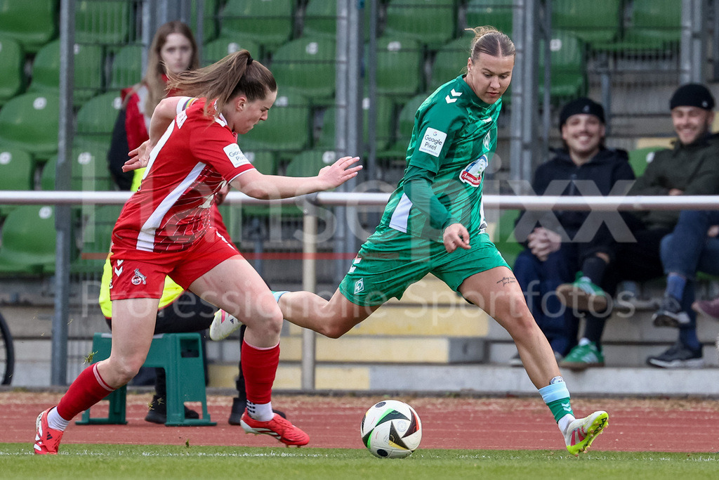 Fussball, Google Pixel Frauen-Bundesliga, SV Werder Bremen - 1. FC Köln | v.li.: Adriana Achcinska (1. FC Köln, 9) und Larissa Mühlhaus (SV Werder Bremen, 7) im Zweikampf, Duell, Dynamik, Aktion, Action, Spielszene, DIE DFB-RICHTLINIEN UNTERSAGEN JEGLICHE NUTZUNG VON FOTOS ALS SEQUENZBILDER UND/ODER VIDEOÄHNLICHE FOTOSTRECKEN. DFB REGULATIONS PROHIBIT ANY USE OF PHOTOGRAPHS AS IMAGE SEQUENCES AND/OR QUASI-VIDEO.