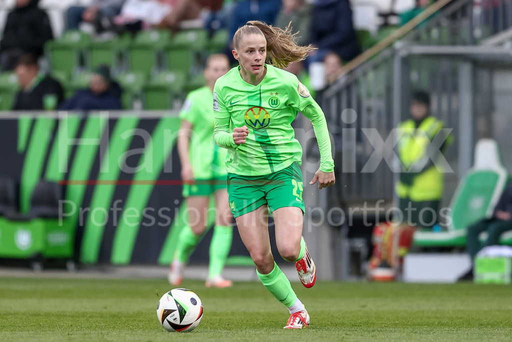 Fussball, Google Pixel Frauen-Bundesliga, VfL Wolfsburg - SGS Essen | v.li.: Vivien Endemann (VfL Wolfsburg, 25) am Ball, Einzelbild, Ganzkörper, Aktion, Action, Spielszene, DIE DFB-RICHTLINIEN UNTERSAGEN JEGLICHE NUTZUNG VON FOTOS ALS SEQUENZBILDER UND/ODER VIDEOÄHNLICHE FOTOSTRECKEN. DFB REGULATIONS PROHIBIT ANY USE OF PHOTOGRAPHS AS IMAGE SEQUENCES AND/OR QUASI-VIDEO.