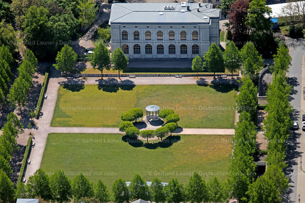 4026843 | WEIMAR 07.05.2020 Parkanlage " Beethovenplatz " und " Landesarchiv Thüringen Hauptstaatsarchiv Weimar " an der Ackerwand - Beethovenplatz in Weimar im Bundesland Thüringen, Deutschland. Weiterführende Informationen bei: Landesarchiv Thüringen. // Park of " Beethovenplatz " in Weimar in the state Thuringia, Germany. Further information at: Landesarchiv Thueringen. Foto: Gerhard Launer