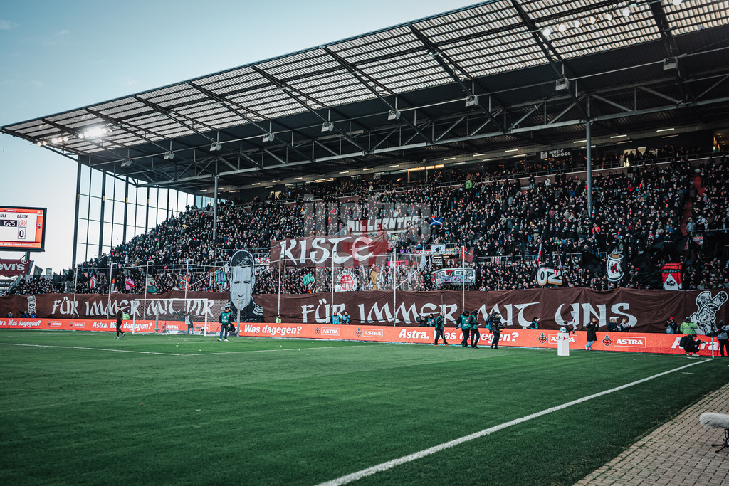 Fußball | Männer | Saison 2024/2025  | Fußball-Bundesliga | 16. Spieltag | FC St. Pauli vs. Eintracht Frankfurt | 11.01.2025 | Die St. Pauli Fans mit einer Choreo: Kiste Für Immer Mit Dir Für Immer Mit Uns